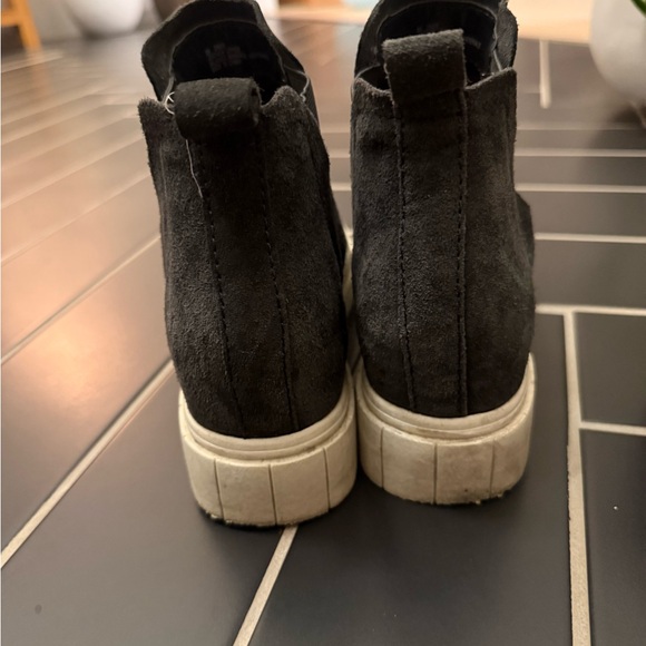 Black Ankle Boots with Thick Sole and Slip-On Design - Picture 4 of 4